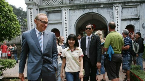 Australian Foreign Minister visits Temple of Literature